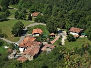 63 Dalla cresta del Corno con la panchina gigante  zoom su Salvarizza da dove son partito e sto rientrando